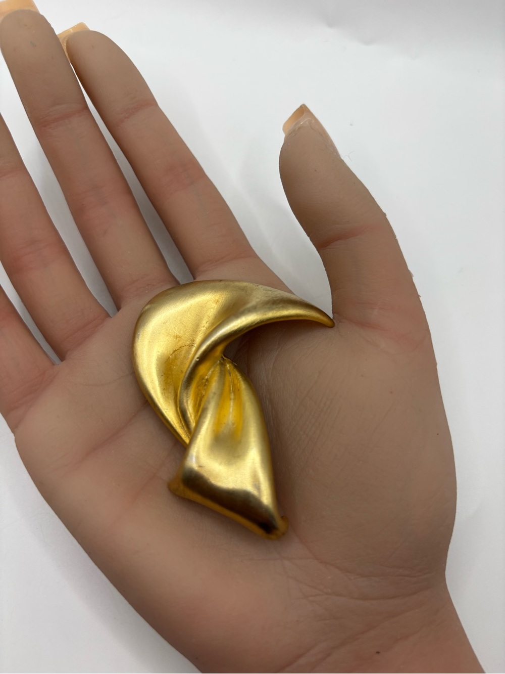 Vintage Minimalist Abstract Folded Ribbon Brooch – Matte Gold Tone - Picture 10 of 11
